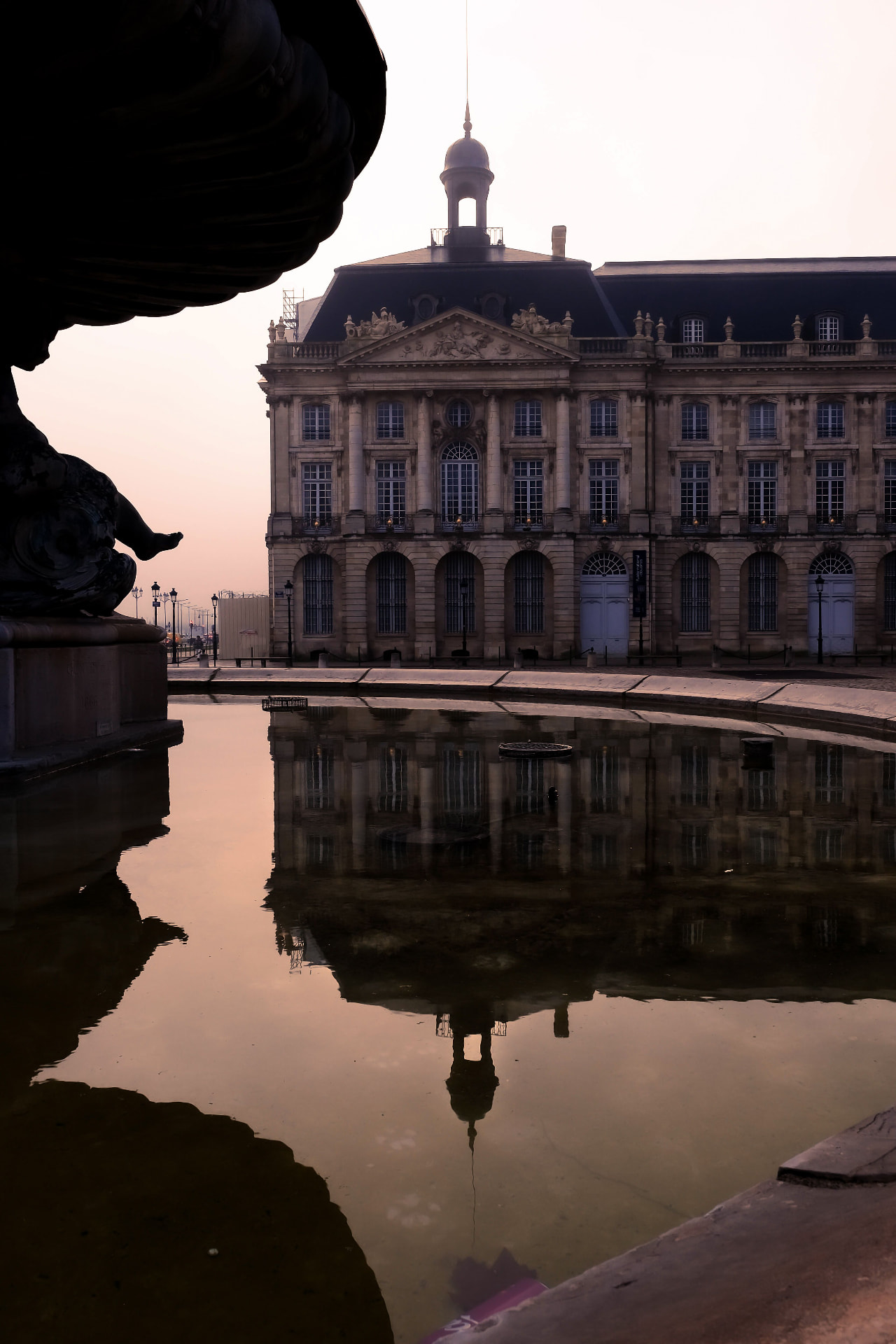 Place de la Bourse à Bordeaux et son reflet dans le miroir d'eau